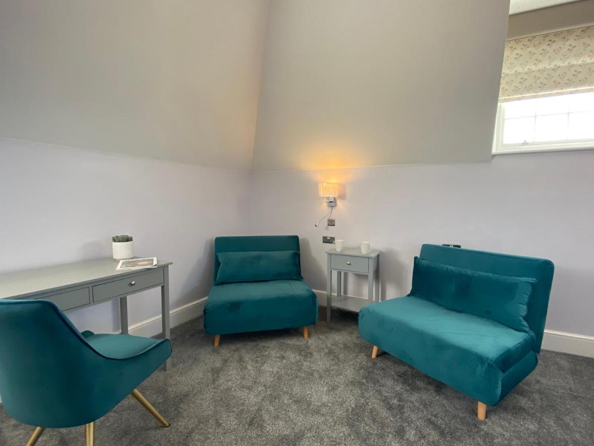 Family Room with Shower,1290635098:JPEG